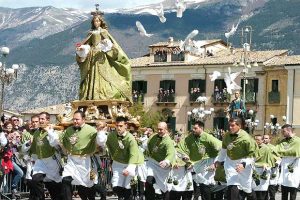 la-madonna-che-scappa-in-piazza-sulmona